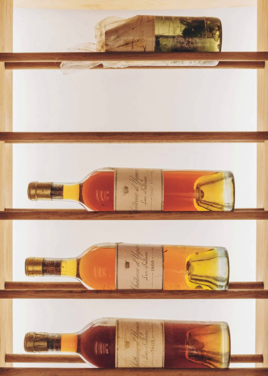 Báu vật lớn nhất của nhà hàng, chai vang Yquem năm 1806 trị giá tới gần 400.000 USD bị đánh cắp, để lại khoảng trống trên giá sưu tầm.